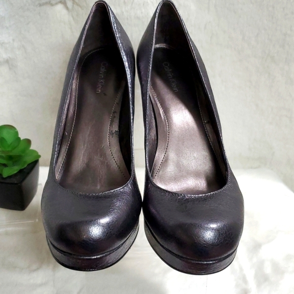 CALVIN KLEIN Scarlet Crinkle Metallic Graphite Pump - Picture 2 of 10